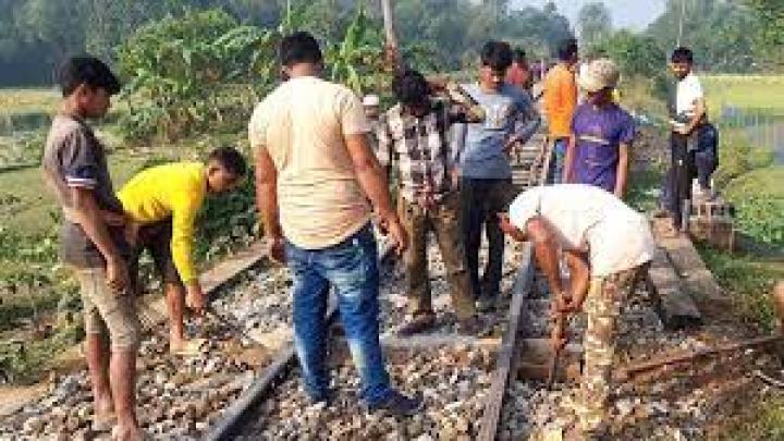 রাউদ গাঁও এলাকায় পৌঁছালে ট্রেনটি লাইনচ্যুত হয়